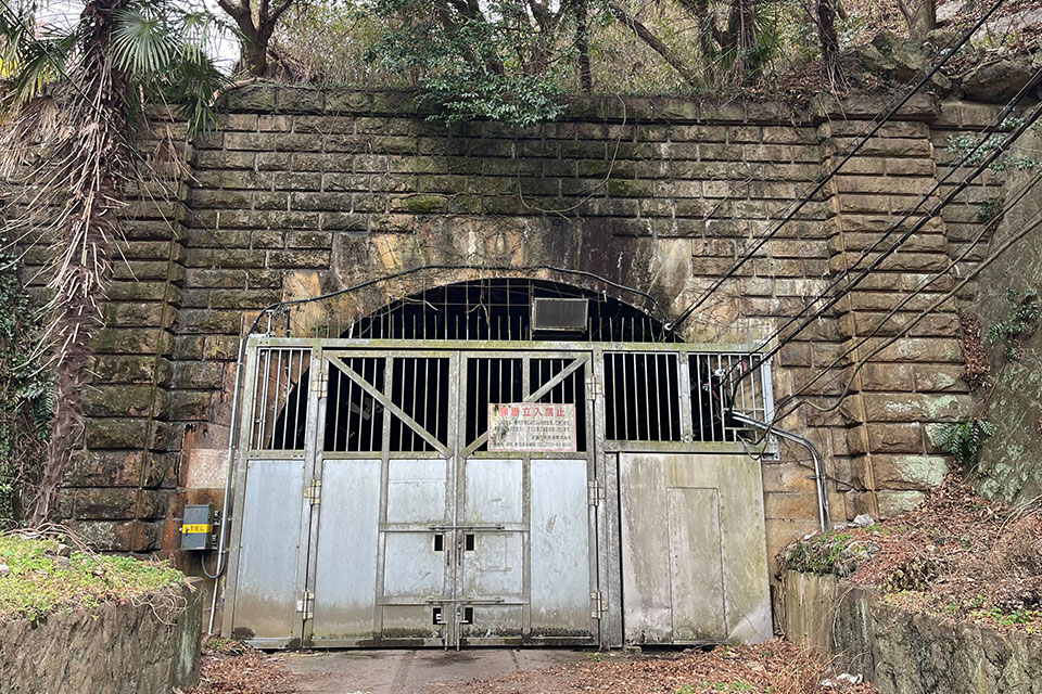 トンネルの入口は普段は施錠されています。