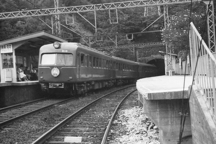 孔舎衛坂駅ホームと奈良行特急（昭和39年）