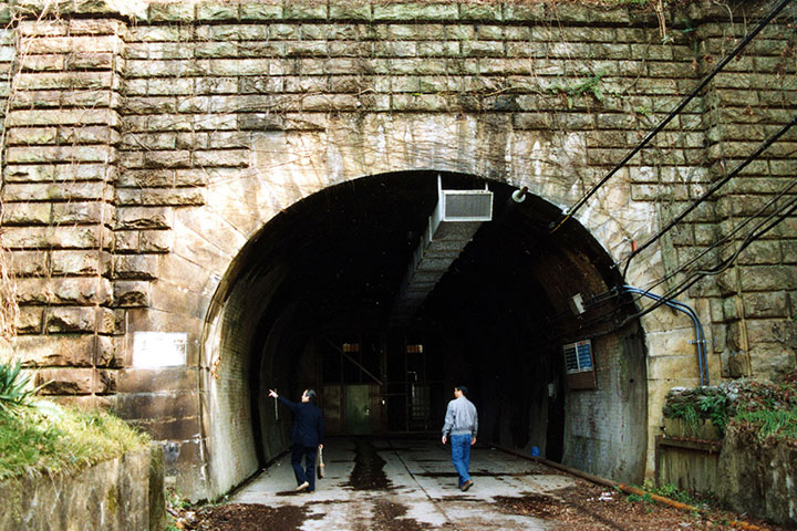 坑口部に扉が設置される前の旧生駒トンネル大阪側坑口