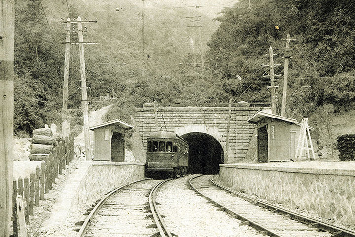 日下駅（くさかえき）として開業当時の駅と旧生駒トンネル大阪側坑口（大正3年）