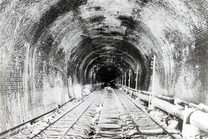 レンガ巻きによる覆工が完了した旧生駒トンネル西工区。
