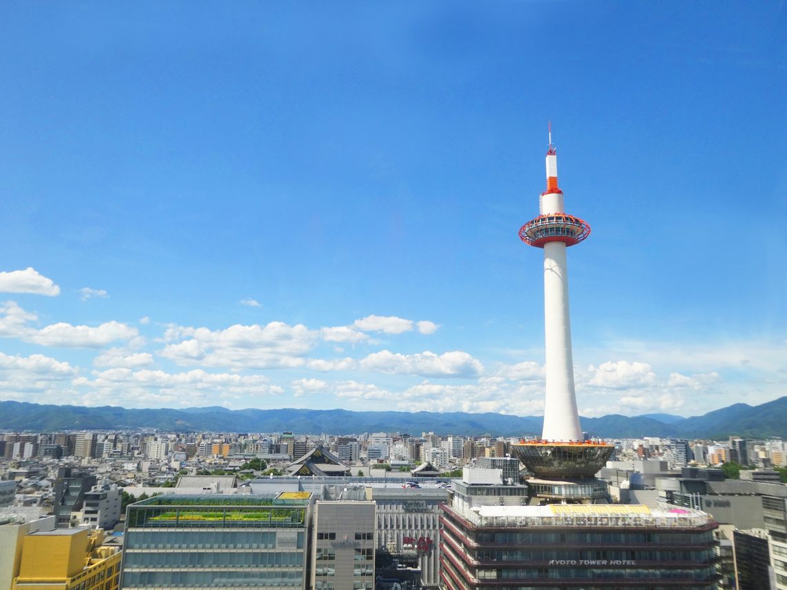 京都タワーと京都駅周辺の街並み